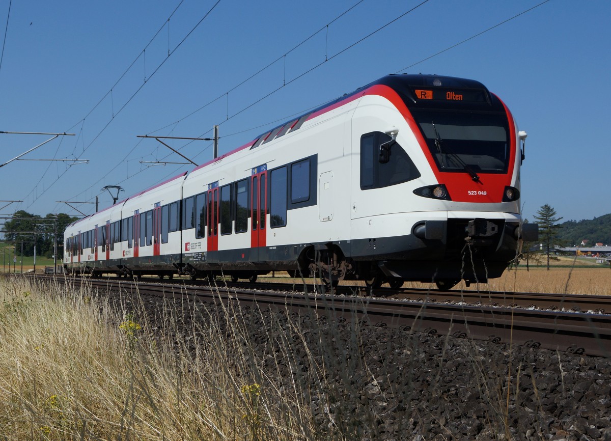SBB: Regionalzug Biel-Olten mit RABe 523 049 FLIRT bei Niederbipp am 11. Juli 2015.
Foto: Walter Ruetsch