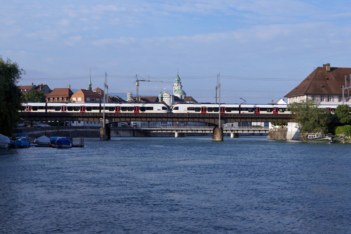 SBB: Regionalzug Olten-Biel mit Doppeltraktion RABe 523  FLIRT  beim Passieren der Aarebrücke Solothurn am 10. Juni 2015.
Foto: Walter Ruetsch