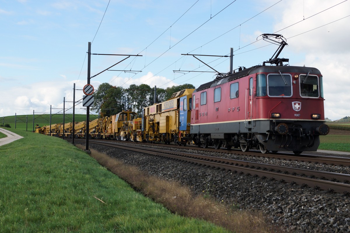 SBB: Zufllige Schlechtwetteraufnahme eines Bauzuges mit der Re 4/4 11327 bei Niederbipp am 8. Oktober 2015.
Foto: Walter Ruetsch