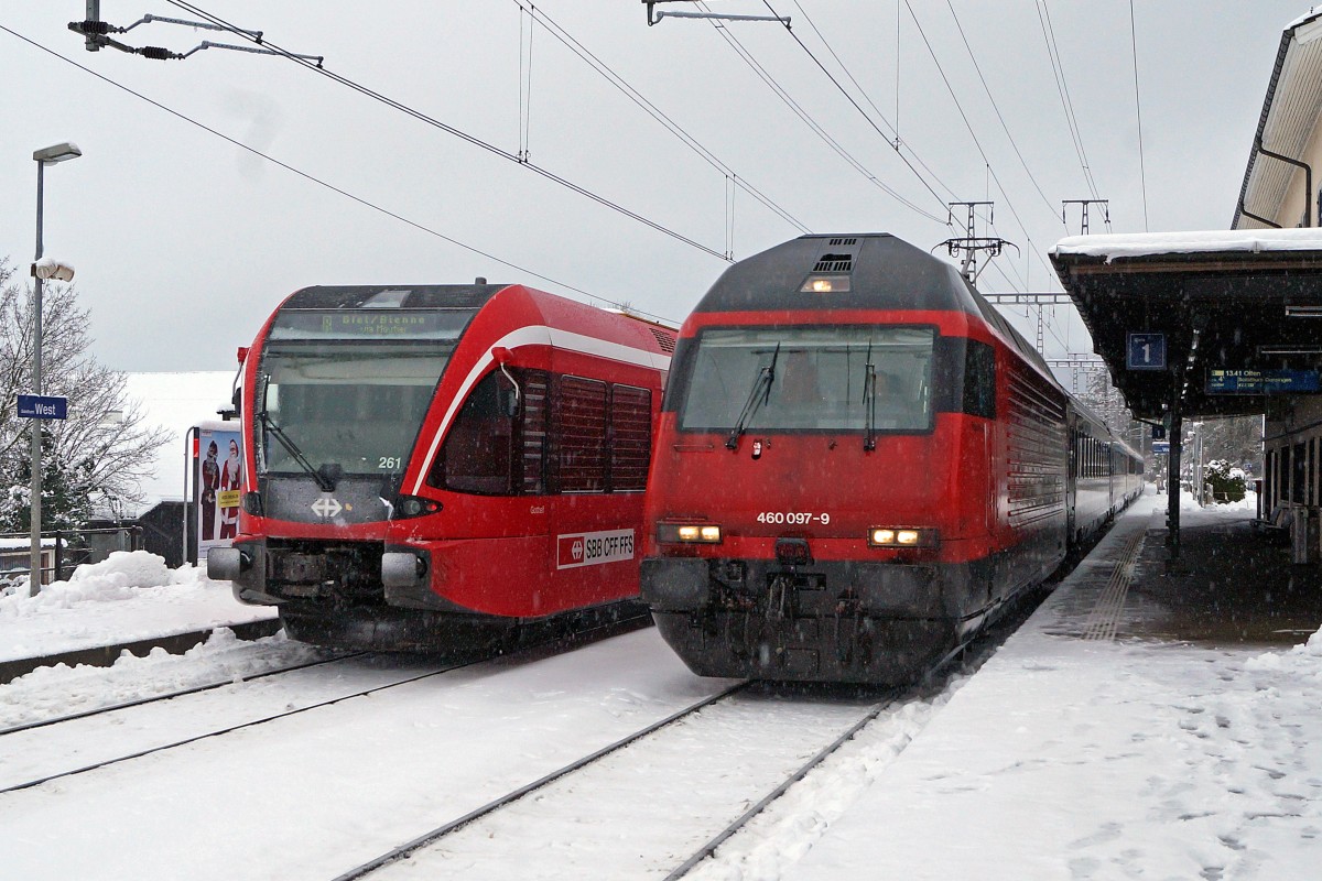 SBB: Zwei Tage nach Weihnachten ist in Solothurn der erste Schnee am Morgen des 27. Dezember 2014 gefallen. Dank einer Zugsversptung kam es auf dem Bahnhof Solothurn-West zu einer ausserordentlichen Zugskreuzung zwischen dem von der Stilllegung stark gefhrdeten Regionalzug Solothurn-Moutier-Sonceboz-Sombeval mit GTW RABe 261 ex BLS/RM und dem IR Biel-Konstanz mit Re 460 097-9.
Foto: Walter Ruetsch   