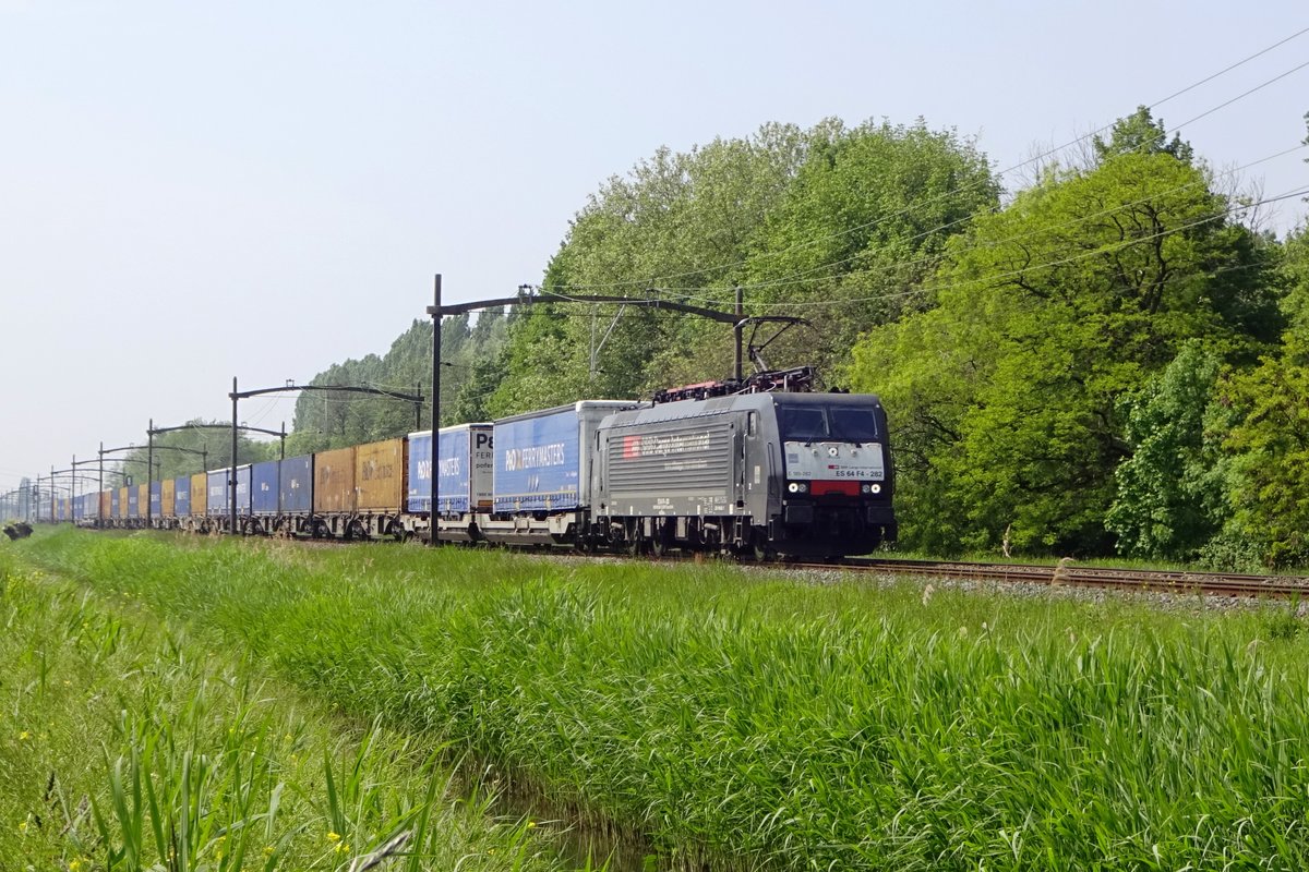 SBBCI 189 282 passiert mit der Busto-Shuttle Dordrecht-Bezuydendijk am 18 Mai 2019. Dieser fahrradbahnübergang ist in die Niederlände ein bekannter Fotostandort.