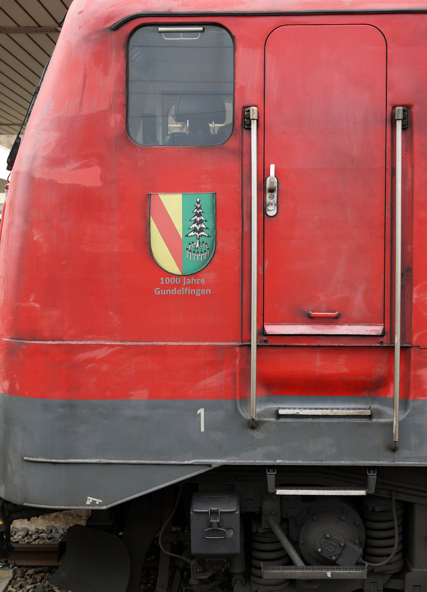 SBB/DB: Das Wappen  100 JAHRE GUNDELFINGE  der 111 060-0, aufgenommen in Basel Badischer Bahnhof am 1. April 2016.
Foto: Walter Ruetsch
 