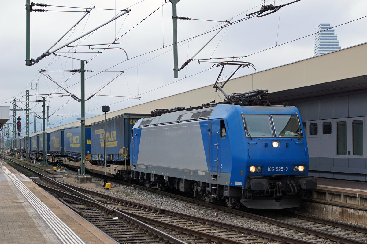 SBB/DB: Die blaue 185 525-3 beim Passieren des Badischen Bahnhofs Basel am 1. April 2016.
Foto: Walter Ruetsch