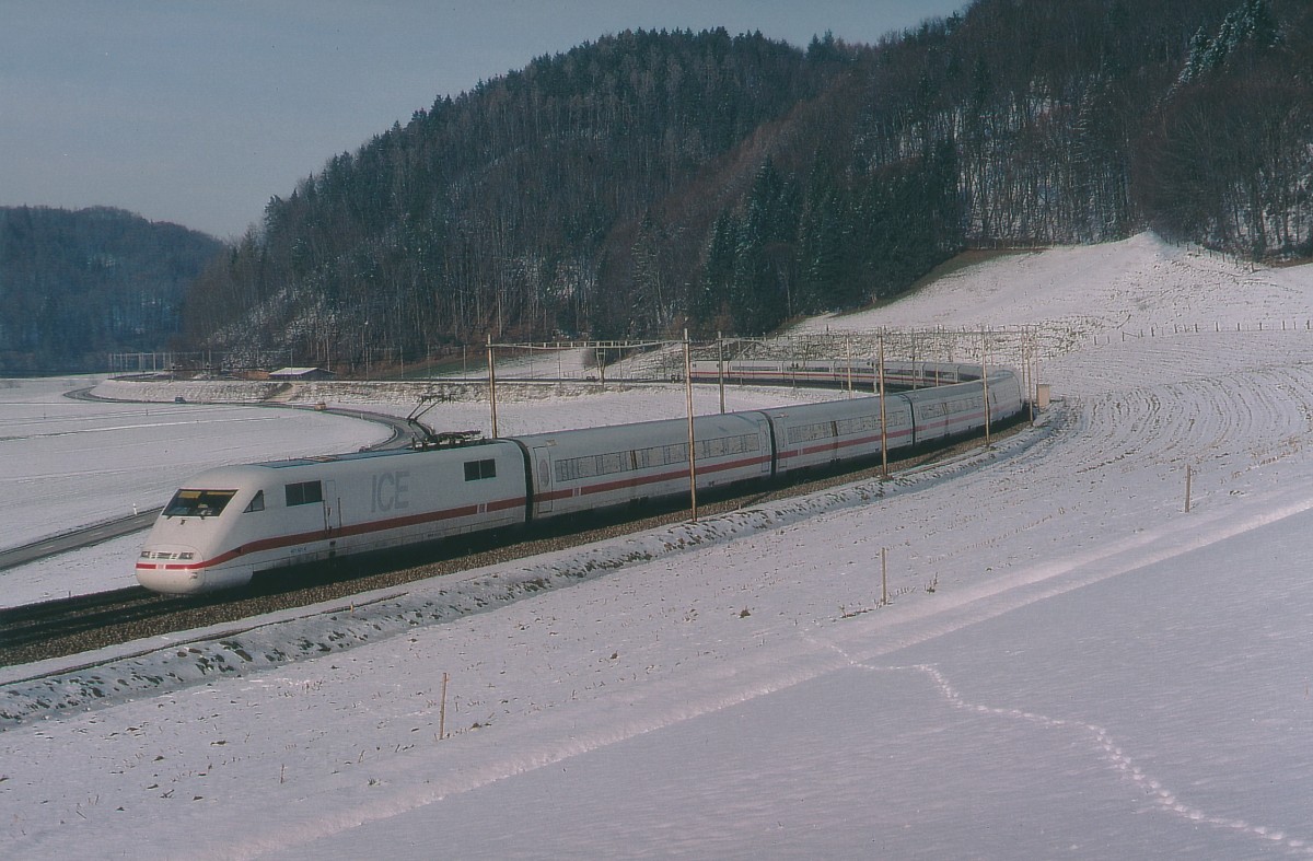 SBB/DB: Noch im Jahre 2004 konnten ICE auf der alten Stammstrecke Burgdorf - Wynigen fotografiert werden. Dies Aufnahme ist im Januar 2004 bei der Fotokurve Wynigen entstanden. 
Foto: Walter Ruetsch
