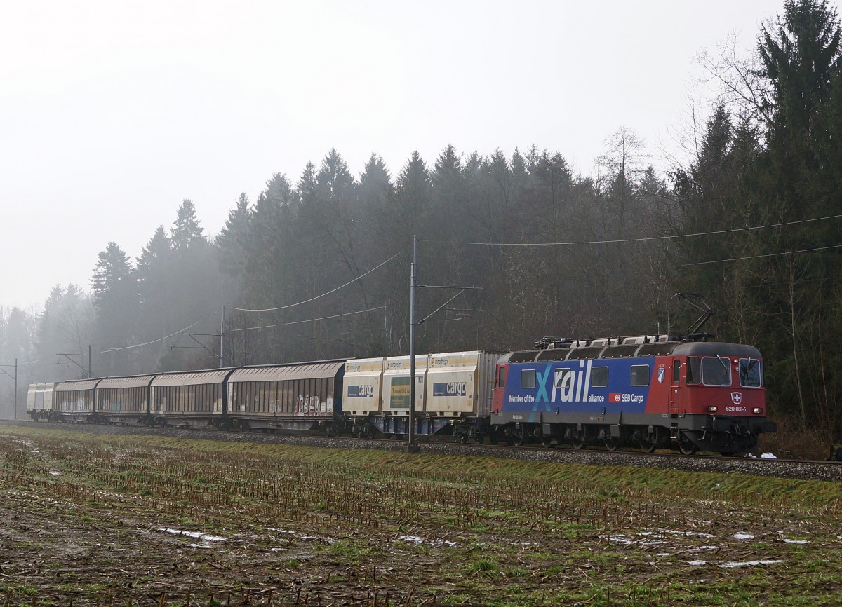 SBB:Güterzug mit der Re 6/6 620 088-5 x rail  ARTH GOLDAU  bei Utzenstorf am 7. Januar 2015. 
Foto: Walter Ruetsch