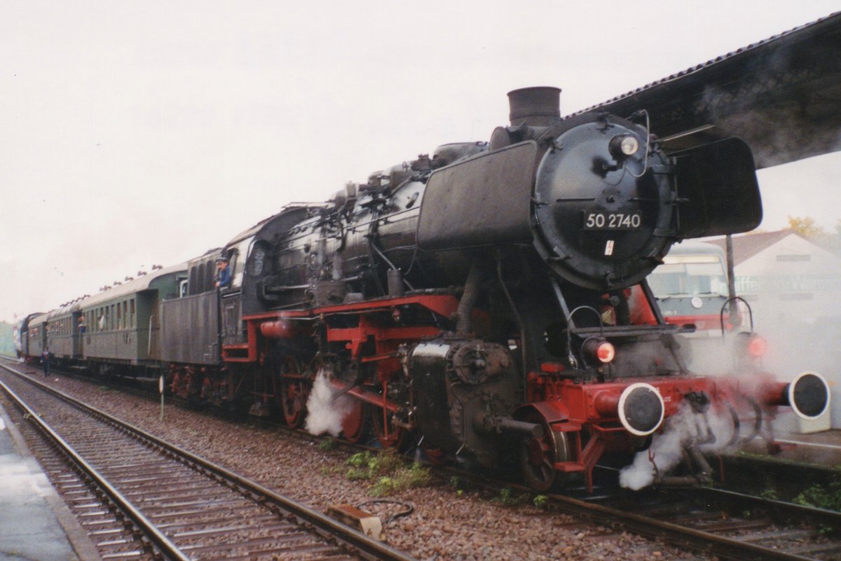 Scanbild von 50 2740 mit ein Sonderzug in Landau am 29 September 2005.