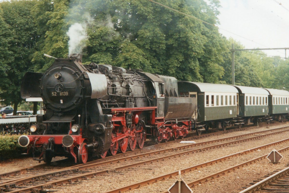 Scanbild von 52 8139 mit BB-Zweiachser in Dieren am 5 September 2000.