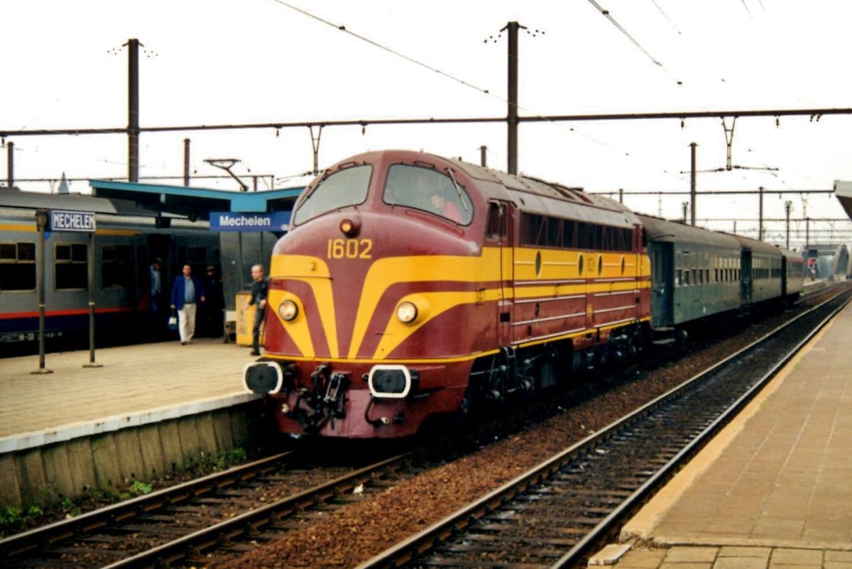 Scanbild von ex-CFL 1602 (heute in Besitz von PFT-TSP als SNCB 202020) mit ein Sonderzug in Mechelen Centraal am 5 Augustus 1997.