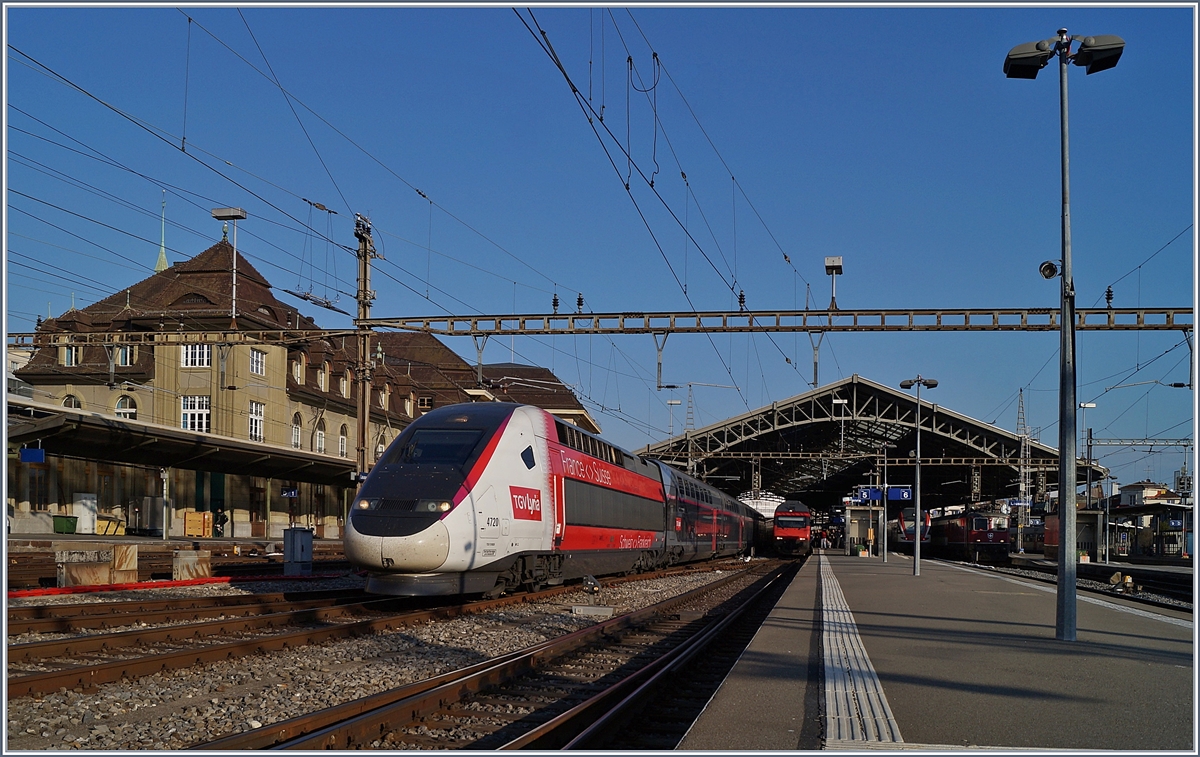 Schon fast ein Blick in die Zukunft: Als TGV Lyria Zugspaar 9773/9778 von Paris nach Lausanne (via Genève) und Zurück unterwegs, verlässt der TGV 4720 mit den Triebköpfen 310039 und 40 Lausanne in Richtung Paris. Künftig sollen alle TGV Lyria in dieser Farbgebung und als Dulex unterwegs sein. 
28. Feb. 2019