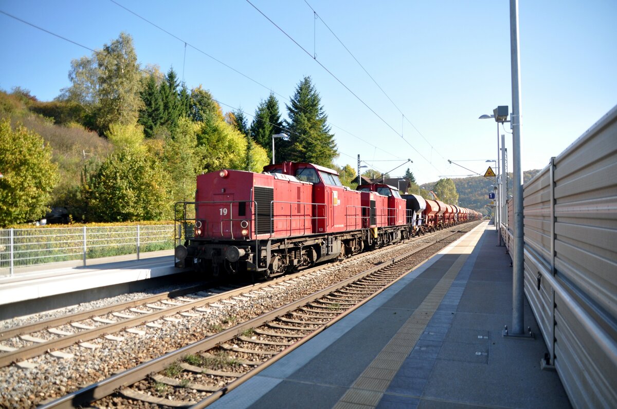 Schotterzug mit Dieselloks 1206 Nr.19 und 28 in Urspring am 12.10.2010.