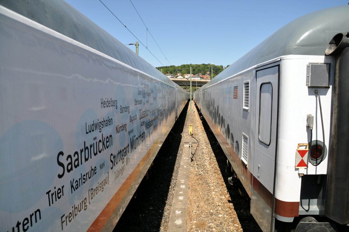 Science Express in Ulm; ein Zug mit verschiedenen Wagen am 26.07.2009. Ansicht des geteilten Zuges.