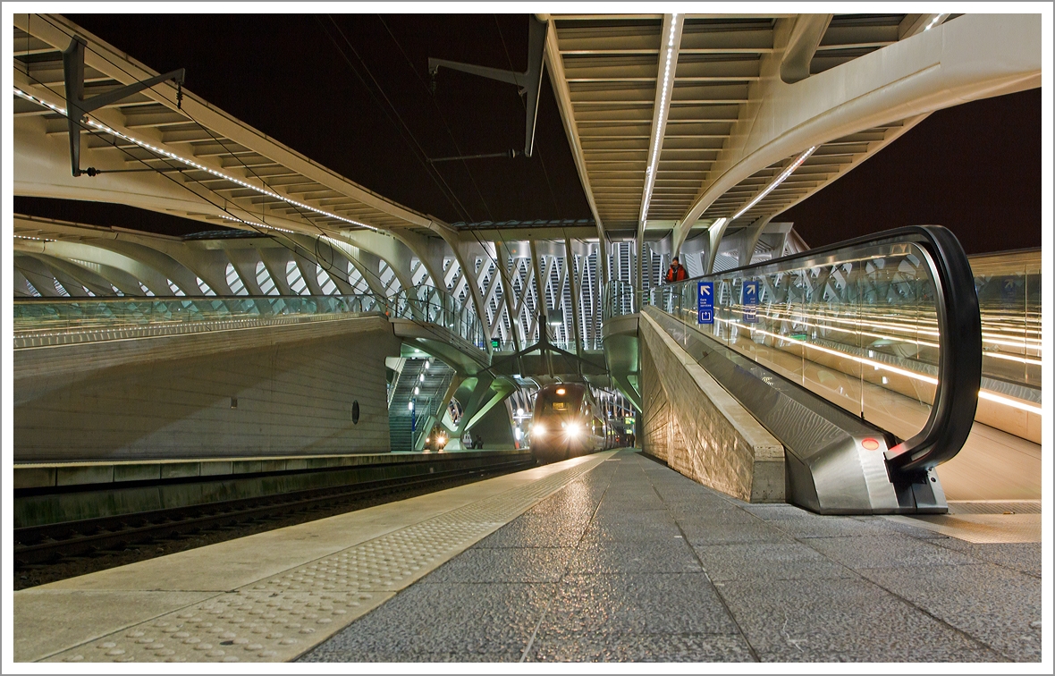 Sehr monomental ist der Bahnhof Liège Guillemins (Lüttich) da wirkt sogar Thalys PBKA sehr klein.

Ein Thalys PBKA ist in den Bahnhof Liège Guillemins am 23.11.2013 (18:11 Uhr) eingefahren, er kommt von Paris-Nord und steht zur Weiterfahrt nach Köln bereit.