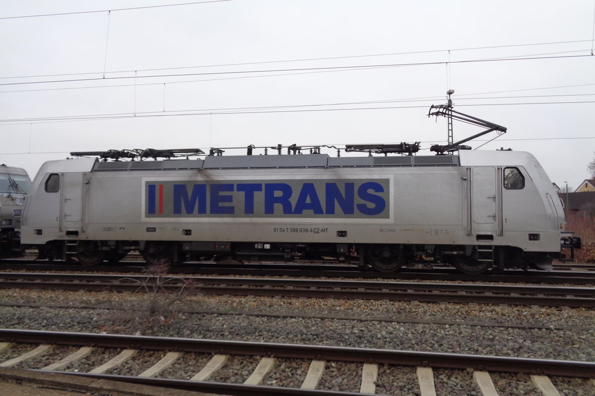 Seitenblick auf Metrans 386 038 in Minden am 28 Dezember 2018. 