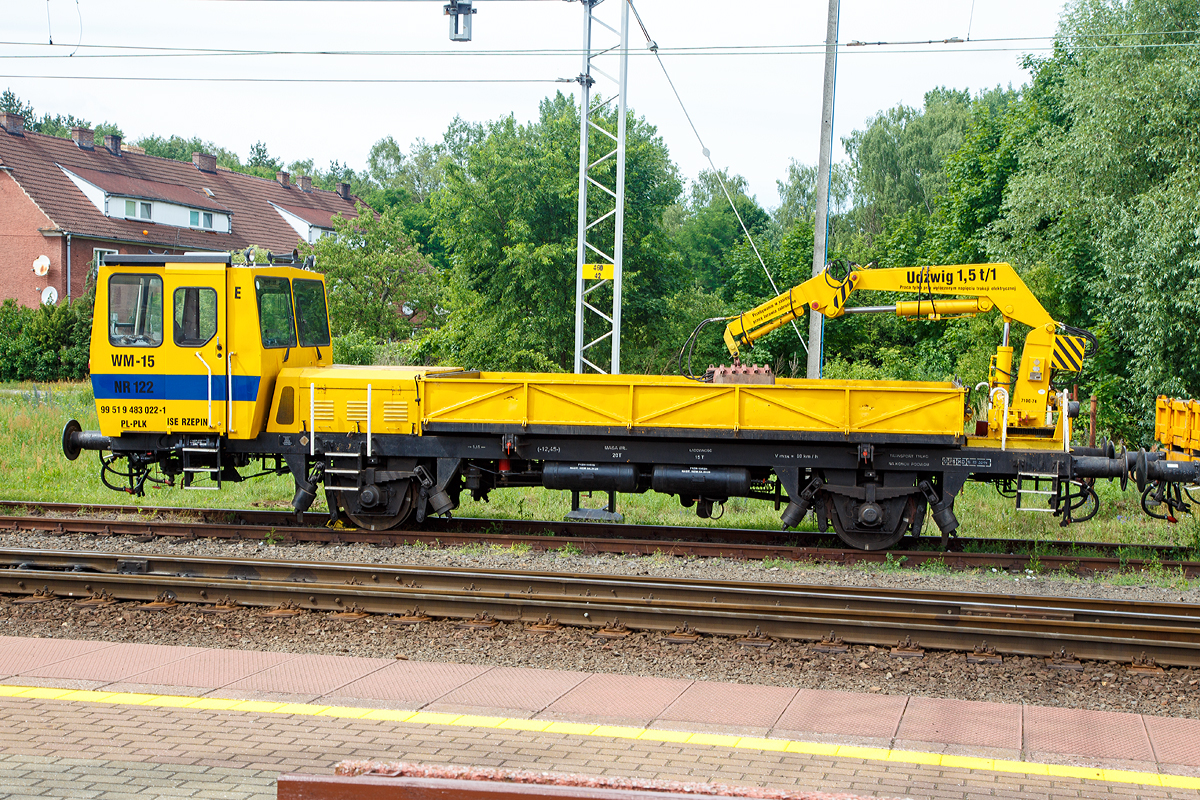 
Seitenportrait von dem ZNTK Stargard WM-15 NR 122 (99 51 9 483 022-1 PL PLK), ein Gleiskraftwagen der PKP Polskie Linie Kolejowe S.A. (Betreiber der Eisenbahninfrastruktur Polens) ist am 27.06.2017 beim Bahnhof Rzepin / Polen (deutsch Reppen) abgestellt. 