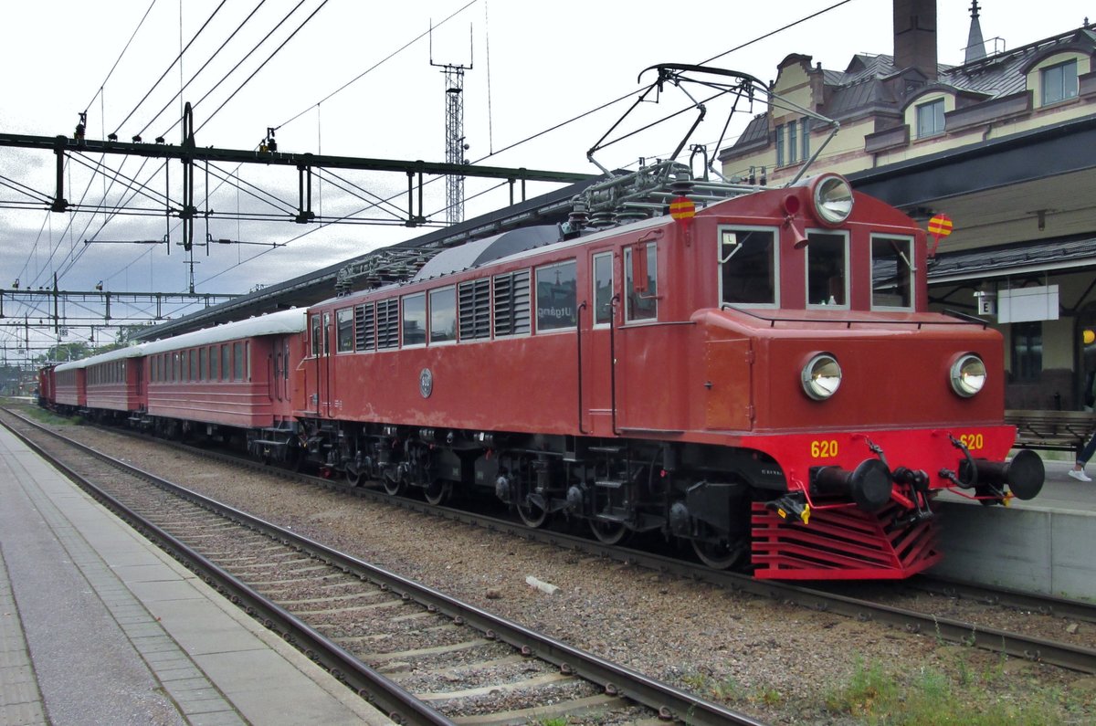 SJ 620 steht mit ein Museumszug in Gävle am 12 September 2015.