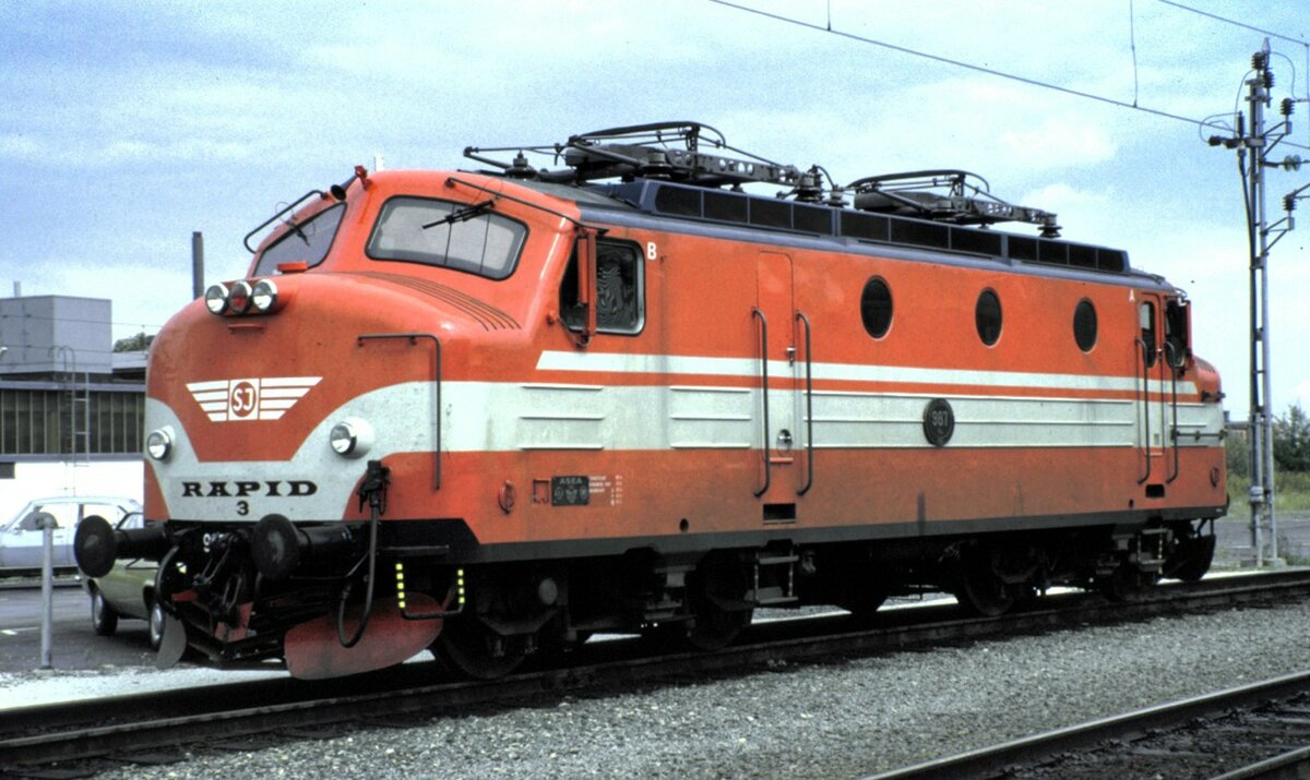SJ Ra Nr.987 Rapid Nr.3 in Hallsberg am 11.08.1985.