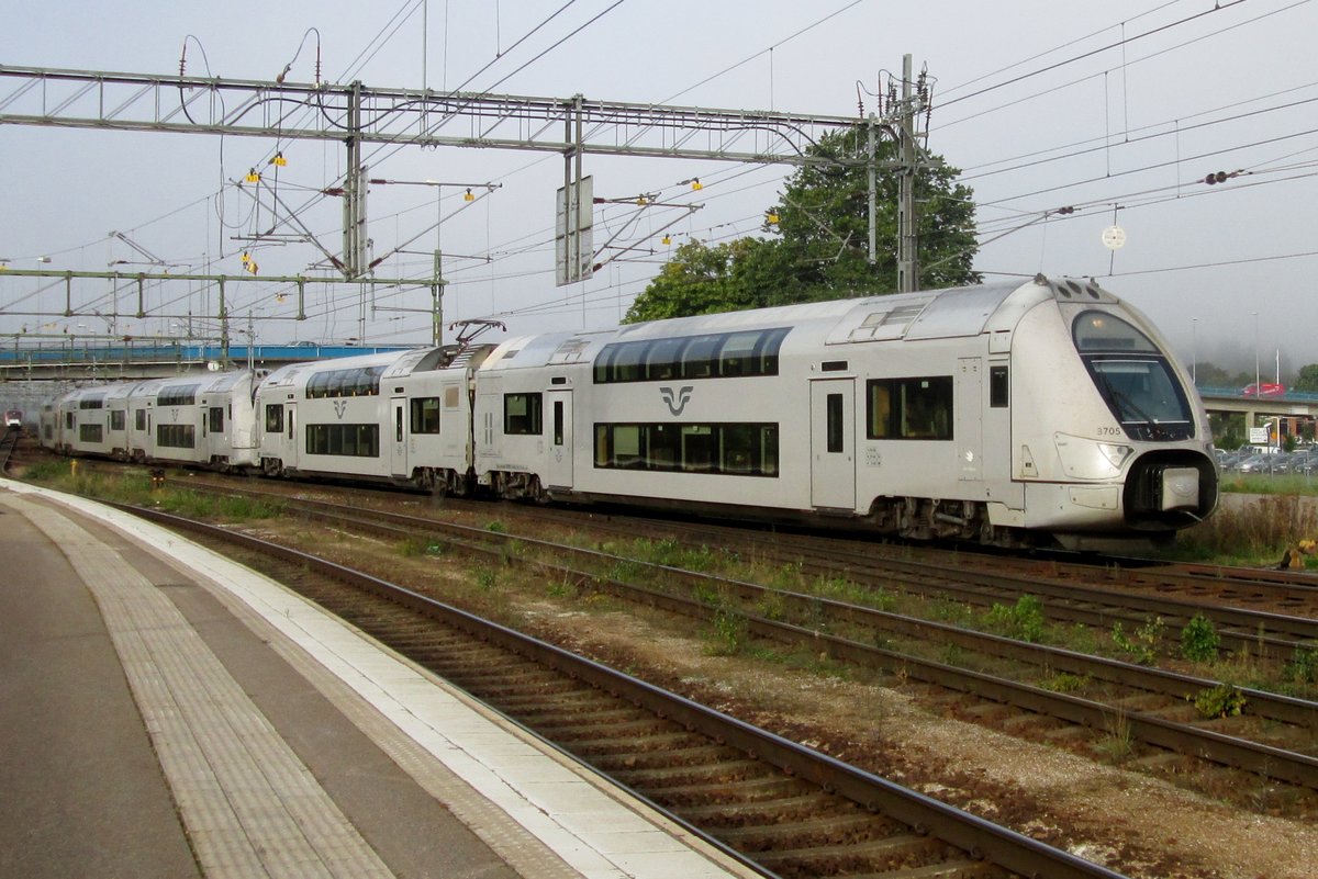 SJ X 3705 verlässt am 11 September 2015 Gävle.