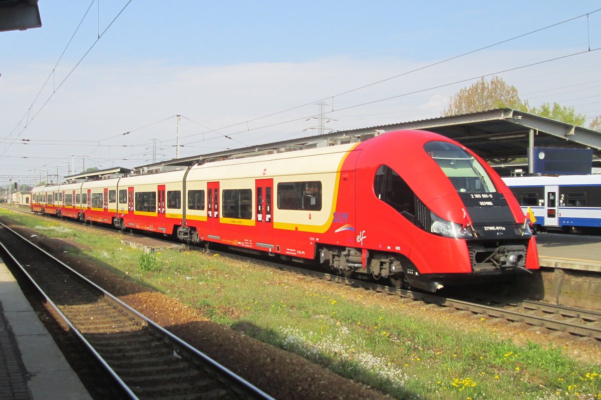 SKM 27WE-011 hällt am 1 Mai 2016 in Warszawa Zachodnia. 