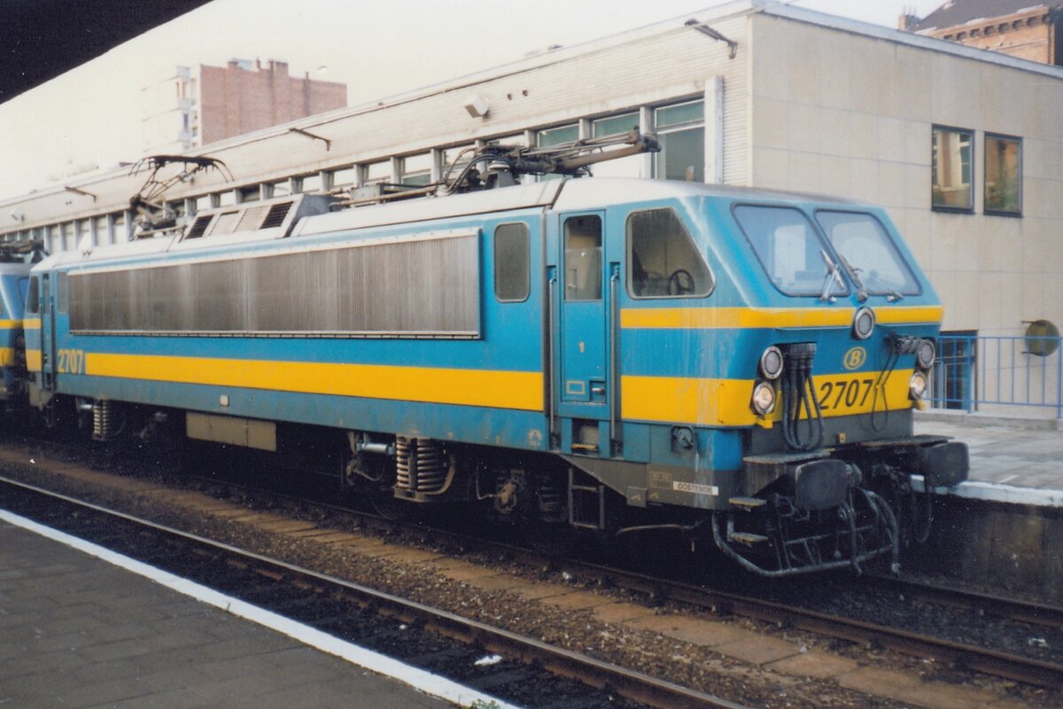 SNCB 2707 steht am 24 Dezember 1996 abgestellt in Lüttich-Guillemins.