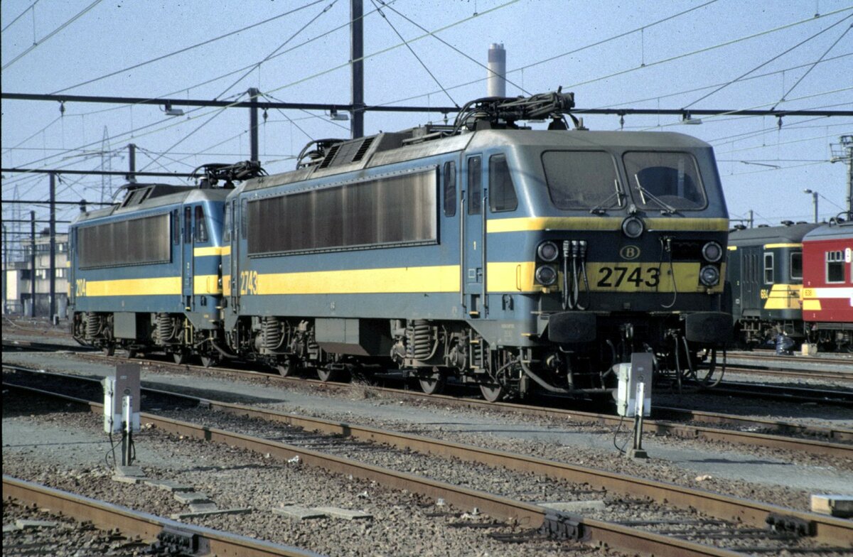 SNCB 2743 und 2104 in Brüssel-Schaerbeck am 09.03.1996.
