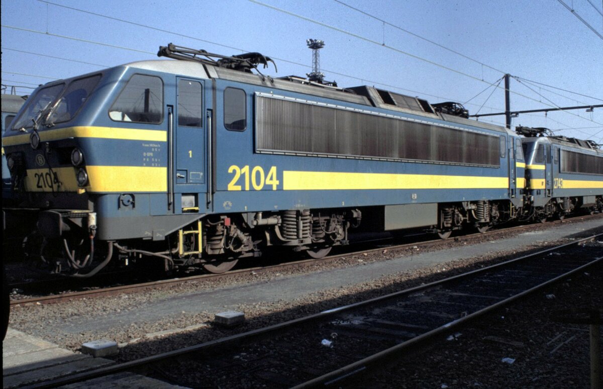 SNCB Nr.2104; erbaut von S.A. La Brugeoise & Nivelle á Nivelles, Baujahr 1983/85; Vmax 160 km/h in Brüssel-Schaerbeck am 09.03.1996.