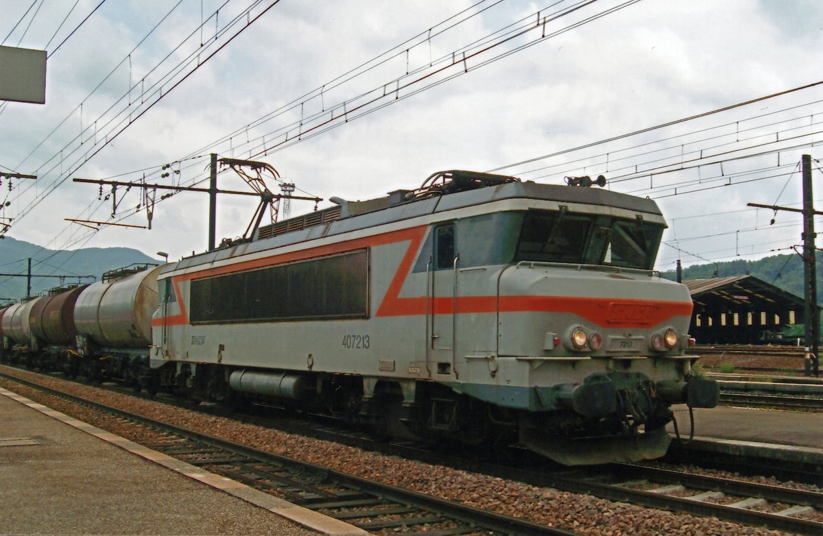 SNCF 7213 samt Kesselwagenzug durchfahrt am trüben 30 Mai 2008 Amberieu.
