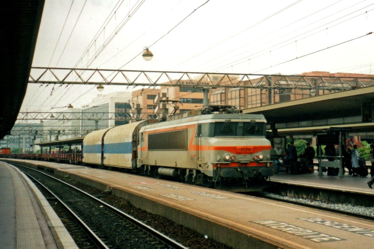 SNCF 7379 zieht ein Mischguterzug durch Lyon Part-Dieu am 18 September 2004.