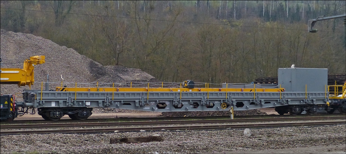 SNCF  99 87 9 310 530 0 Materialwagen für den Schwerlastkran KRC 1200 FR, in Ettelbrück.  22.11.2018
