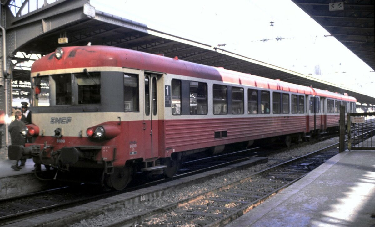 SNCF Dieseltriebwagen XRABx Nr.6308 im Gare de L'Est in Paris am 09.10.1994.