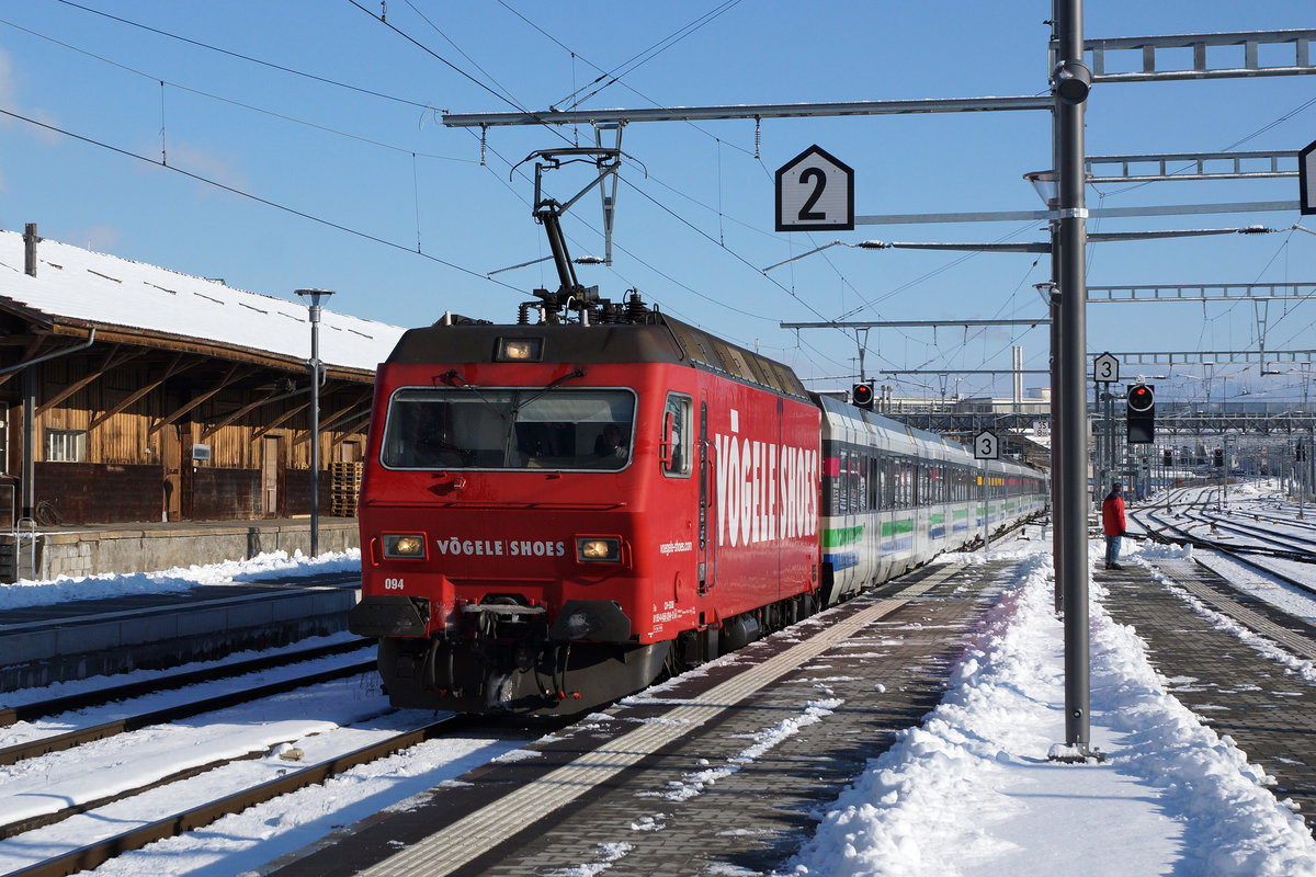 SOB: Voralpen-Express mit zwei Re 456 nach Arth-Goldau bei der Einfahrt Rapperswil am 6. Januar 2017.
Foto: Walter Ruetsch