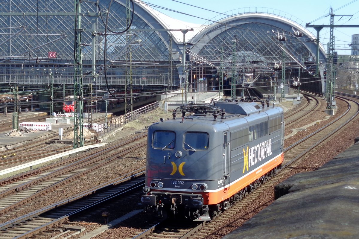 Solofahrt für Hector Rail 162 002 durch Dresden Hbf am 7 April 2018.