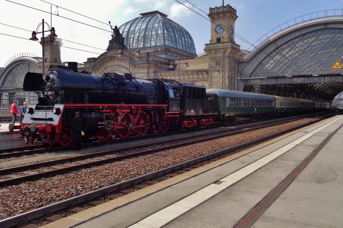 Sonderzug aus Cottbus mit 35 1097 steht am 9 April 2017 in Dresden Hbf. 