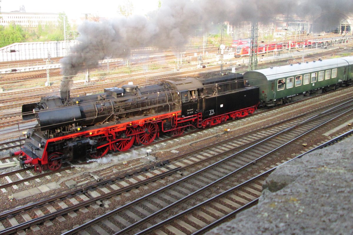 Sonderzug der Lausitzer Dampfklub mit 23 1019 (ex-DR 35) steht am 12 April 2014 in Dresden Hbf.