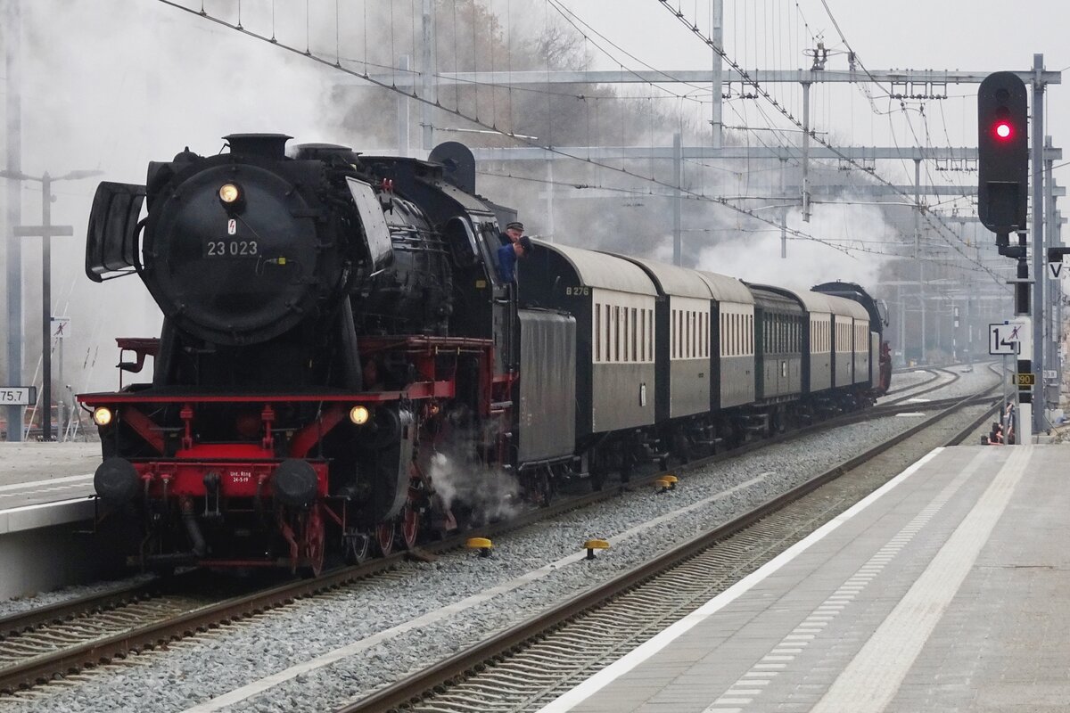 SSN 23 023 treft am dunklen 17 Dezember 2022 mit ein Dampfzug in Ede-Wageningen ein.