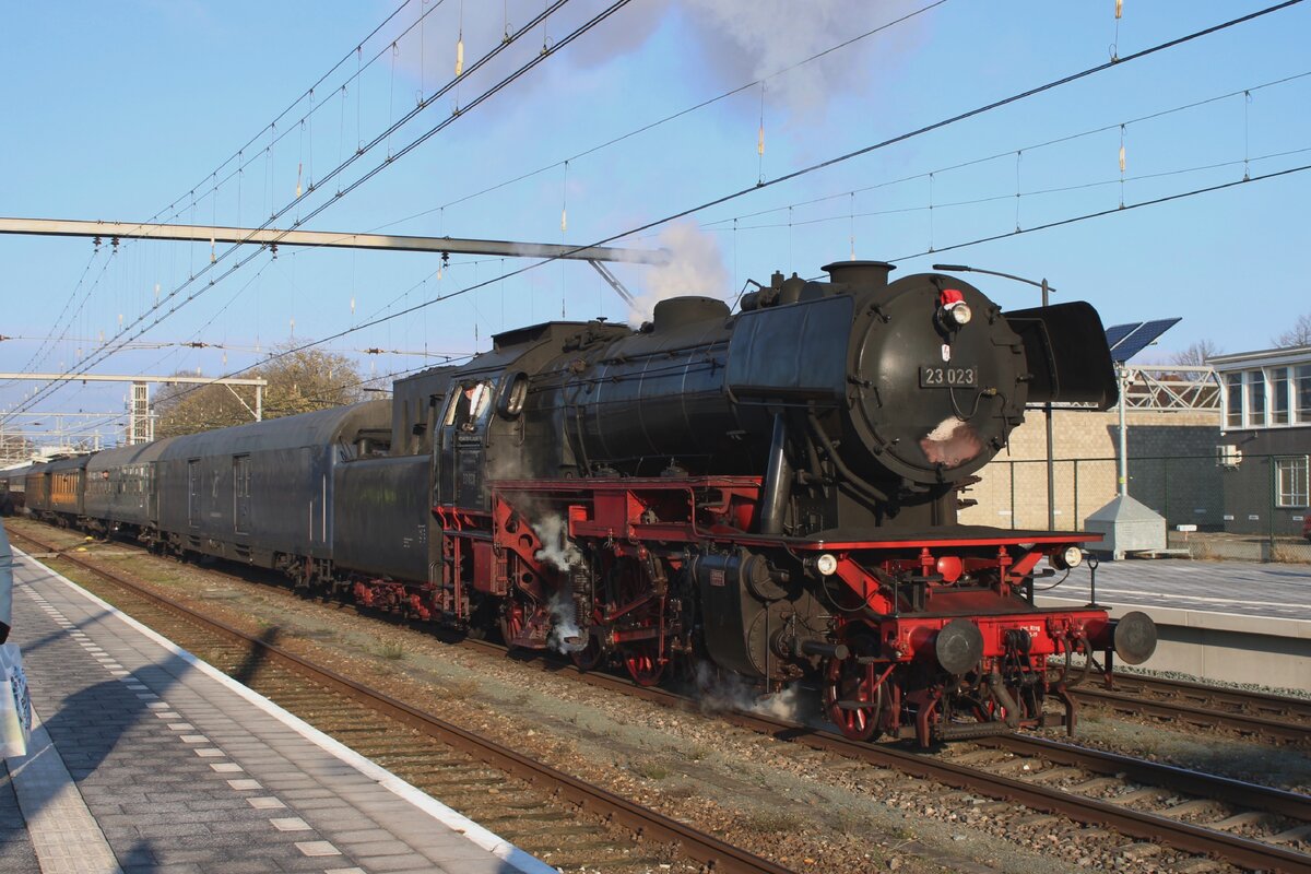 SSN 23 023 treft am 2 Dezember 2023 mit der Kerstexpress Sonderzug in Venlo ein. Dort wird sie von einer CBB 110 ersetz für die Stufe nach Aachen Hbf.