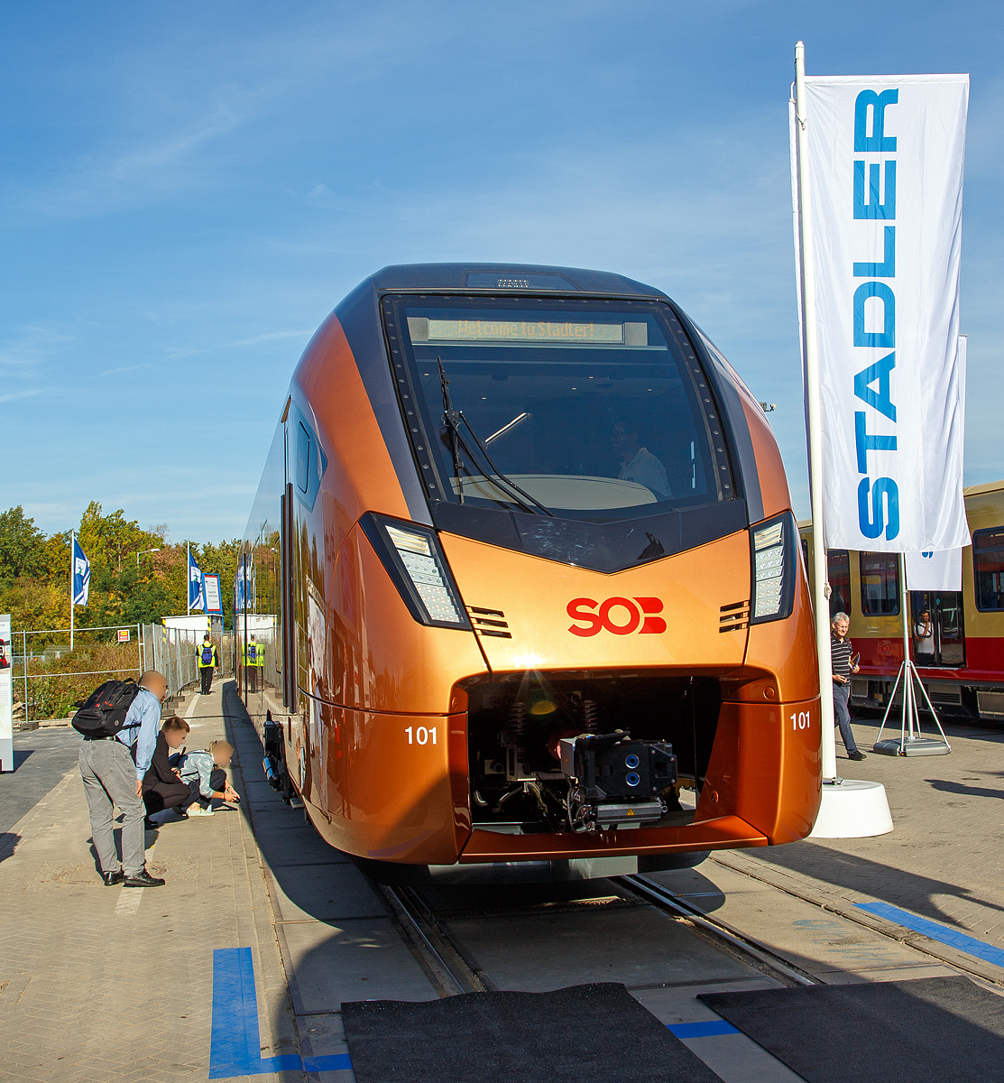 Stadler präsentierte auf der InnoTrans 2018 (hier 18.09.2018) in Berlin den neuen für die SOB (Südostbahn) bestimmten 8-teiligen elektrischen Stadler FLIRT 3 – Traverso (94 85 7 526 101-1 CH-SOB / 201-9).

Die Traverso FLIRT 3 Triebzüge sind für den Voralpen-Express und für den Treno Gottardo (Fernverkehr auf der Gotthard-Bergstrecke) vorgesehen, ab Dezember 2021 folg dann noch die Aare Linth (Bern–Zürich–Chur).

Die Schweizerische Südostbahn (SOB) hat bei Stadler 34 dieser neuen 8-teilige bzw. 4-teilige Triebzüge bestellt. Für den Intercityverkehr wurde der Traverso mit dem Intercity Frontdesign versehen. Die neuen Traverso weisen FLIRT-typische positive Merkmale auf: Stufenlose Eingänge, eine großzügige, übersichtliche Innenraumgestaltung, große Mehrzweckflächen in den Eingangsbereichen und Wagenkasten in Aluminium-Leichtbauweise, was zu deutlich tieferem Energieverbrauch und somit auch wesentlich tieferen Energiekosten führt. Besonderes Augenmerk wurde auf die innovative Fahrwerkstechnik gelegt, die für verschleißarmen Betrieb auf dem kurvenreichen Streckennetz der SOB sorgt. Die Formgebung der Deckenelemente führen im Zusammenspiel mit dem Beleuchtungskonzept zu einer außergewöhnlich hochwertigen Erscheinung des Interieurs.

Die Bedürfnisse der unterschiedlichen Benutzergruppen Pendler, Touristen und Wochenendausflügler, wurden bei der Entwicklung berücksichtigt: Pendler finden Raum, wo sie in Ruhe arbeiten können. Touristen und Wochenendausflügler genießen die fantastische Aussicht aus den Panoramafenstern, können Skier und Fahrräder deponieren und sich in den zwei Cateringzonen verpflegen. Für Familien steht ein eigener Familienbereich zur Verfügung.

Die Traverso FLIRT 3 besitzen automatische Kupplungen  und verfügen über eine Vielfachsteuerung mit 3 Zügen. Sie haben luftgefederte Trieb- und Laufdrehgestelle. Die Triebzüge haben einen passagierfreundlichen Innenraum mit individueller Gestaltungsmöglichkeit und voll Durchgängigkeit des Passagierraums. Sie besitzen 8 Einstiegstüren bei den 8-teiligen Fahrzeugen bzw. 4 Einstiegtüren beim 4-teiligen Zug pro Seite für schnellen Fahrgastwechsel.

TECHNISCHE DATEN der 8-Teiler, (in Klammern der 4-Teiler):
Spurweite:  1.435 mm (Normalspur)
Achsanordnung: Bo'2'2'2Bo' + Bo'2'2'2 Bo'   /   (Bo'2'2'2 Bo')
Länge über Kupplung: 150.200 mm   /   (77.100 mm)
Fahrzeugbreite: 2.820 mm 
Fahrzeughöhe: 4.120 mm 
Achsabstand im Drehgestell: 2.700 mm 
Triebraddurchmesser, neu:  870 mm 
Laufraddurchmesser, neu: 760 mm 
Fußbodenhöhe Niederflur am Einstieg: 600 mm 
Fußbodenhöhe Hochflur: 1.145 mm 
Einstiegbreite: 1.300 mm
Dauerleistung am Rad: 4.000 kW   /   (2.000 kW)
Max Leistung am Rad: 5.200 kW   /   (2.600 kW)
Anfahrzugskraft bis 47km/h: 400 kN   /   (200 kN)
Anfahrbeschleunigung: 1,1 m/s² 
Höchstgeschwindigkeit:160 km/h
Sitzplätze: 359   /   (197)
Klappsitze: 21   /   (10)
Stehplätze bei 4 Pers./m²: 485   /   (225)
Speisespannung: 15 kV AC, 16.7 Hz

