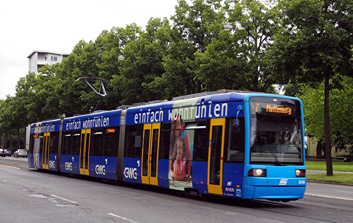 Stadtverkehr/Strassenbahn Kassel 8 NGTW Nr.610 von Bombardier Baujahr 1999 bei der Wilhelmhöhe in Kassel am 13.06.2014.