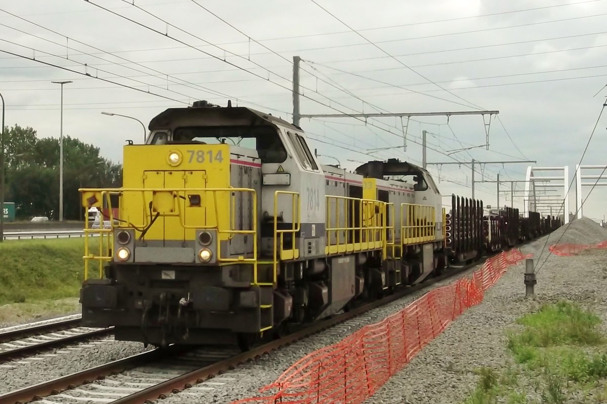 Stahlrohrenzug mit 7814 an der Spitze durchfahrt am 18 Juni 2014 Antwerpen-Luchtbal.