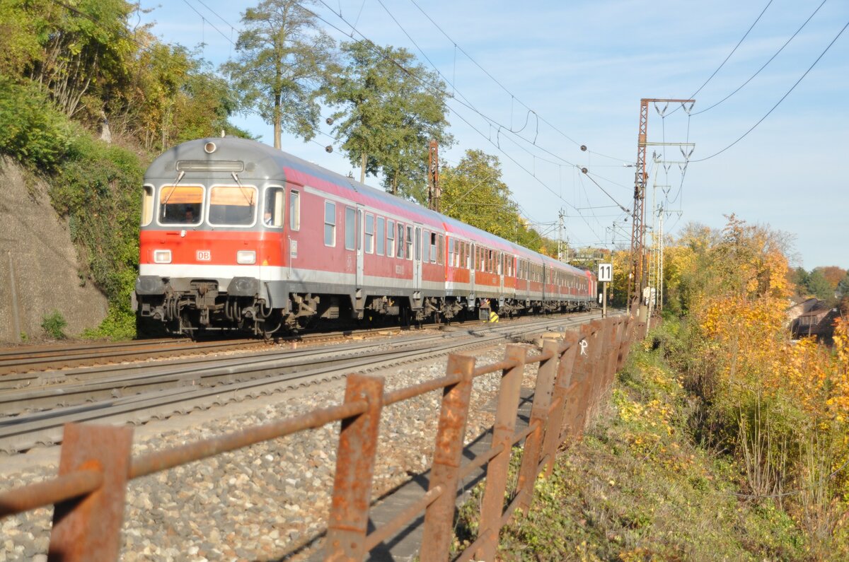 Steuerwagen und n-Wagen geschoben von 143 899-3 in Ulm am 18.10.2012.