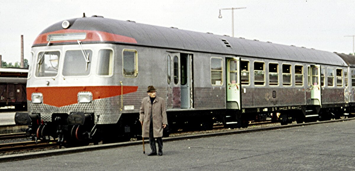 Steuerwagen Silberling mit Karlsruher Kopf (2.Variante mit orangeroter Sigalfarbe) in Braunschweig bei einer Ausstellung im August 1974.