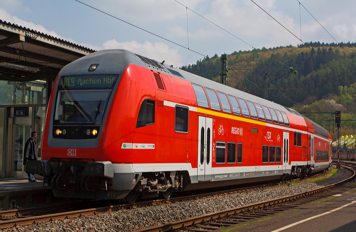
Steuerwagen voraus fährt der RE 9 (rsx - Rhein-Sieg-Express) Siegen - Köln - Aachen (Umlauf RE 10916) am 12.04.2014 in den Bahnhof Betzdorf/Sieg ein. 
Hier ist es der 1./2. Klasse Doppelstock-Steuerwagen (DoSto-Steuerwagen) D-DB 50 80 86 - 81 119 - 9 DABpbzf 767.3, der Wagen ist  klimatisiert, besitzt BiLED-Anzeigen und ist für 160 km/h zugelassen. Er hat eine Länge über Puffer von 27.270 mm und einen Drehzapfenabstand von 20.000 mm, das Eigengewicht beträgt ca. 48.000 kg.