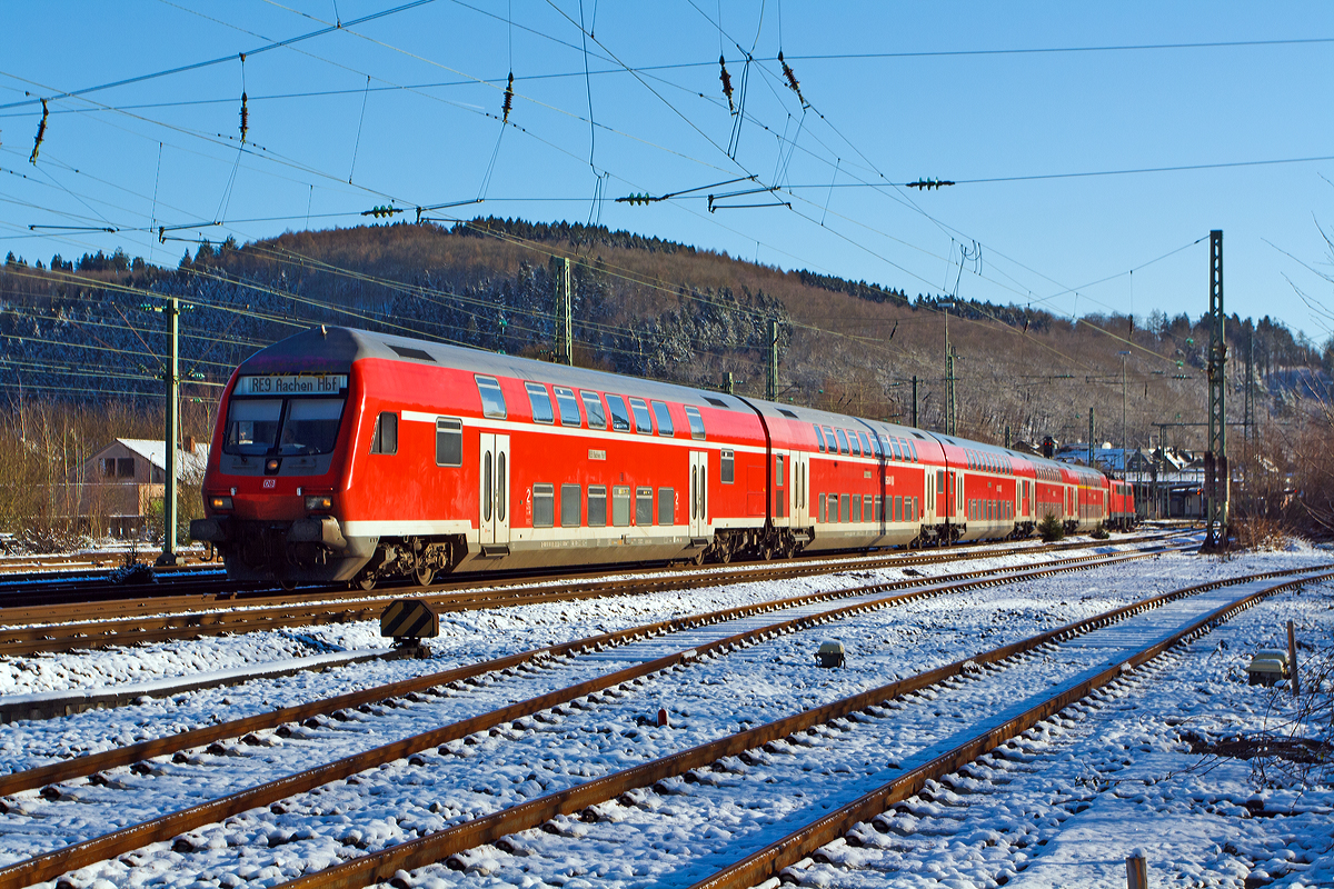 
Steuerwagen voraus fährt der RE 9  - Rhein-Sieg-Express (Siegen – Köln - Aachen) von Betzdorf/Sieg weiter in Richtung Köln, Schublok war die 111 111-1.