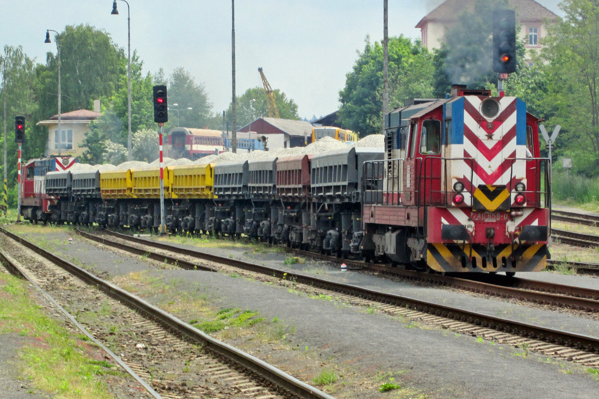 STraBag 740 858 schiebt ein Schötterzug aus Rakovnik aus am 25 Mai 2015.