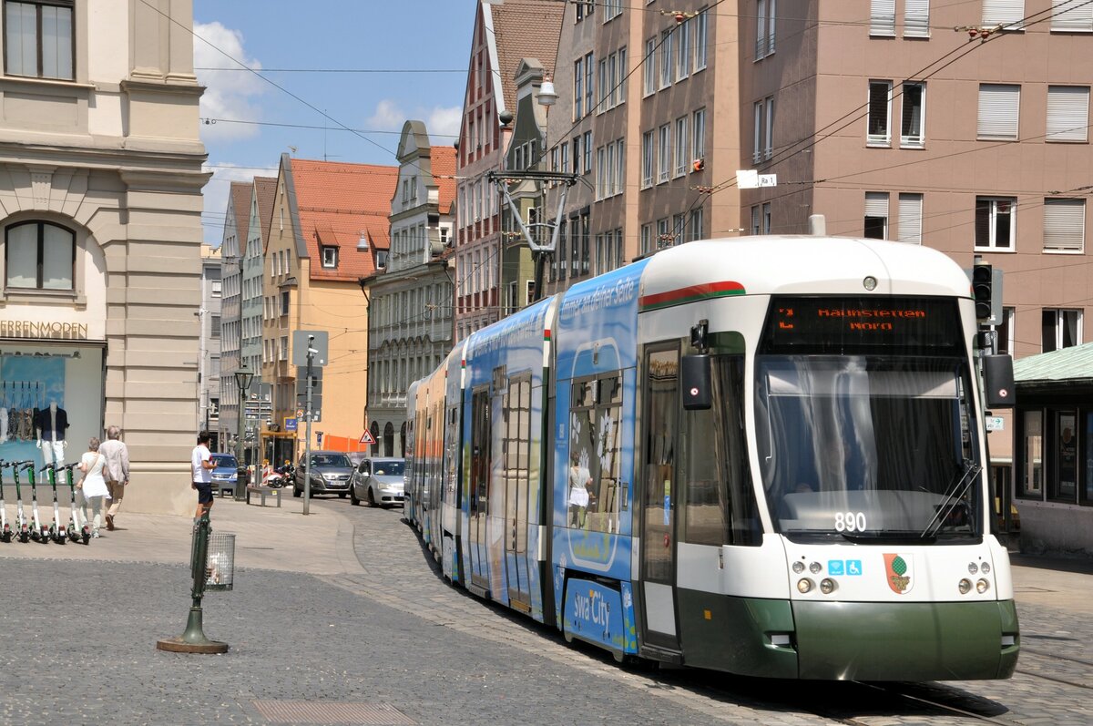 Straßenbahn / Stadtbahn; Augsburg;   CityFlex Nr.890 mit SWA City Werbung beim Rathausplatz / Frauentorstraße am 11.06.2023.