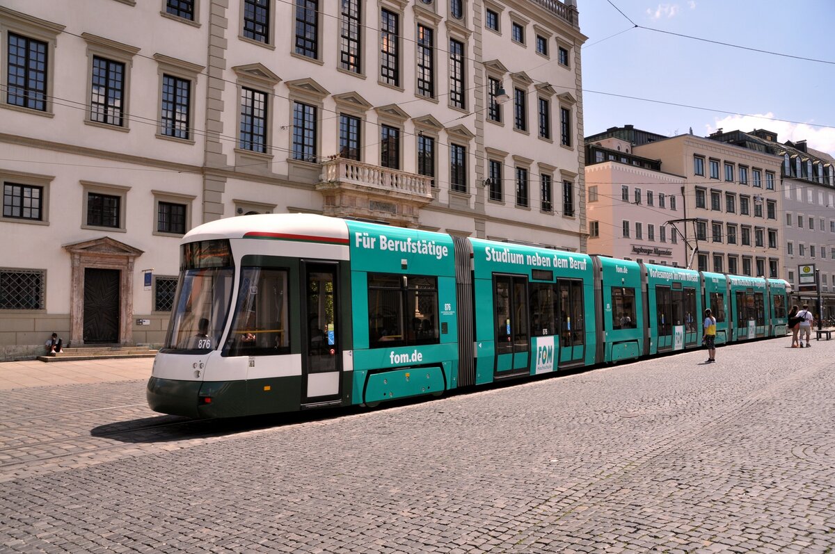 Straßenbahn / Stadtbahn; Augsburg; CityFlex Nr.876 mit Werbung FOM.DE vor dem Rathausin Augsburg am 11.06.2023.