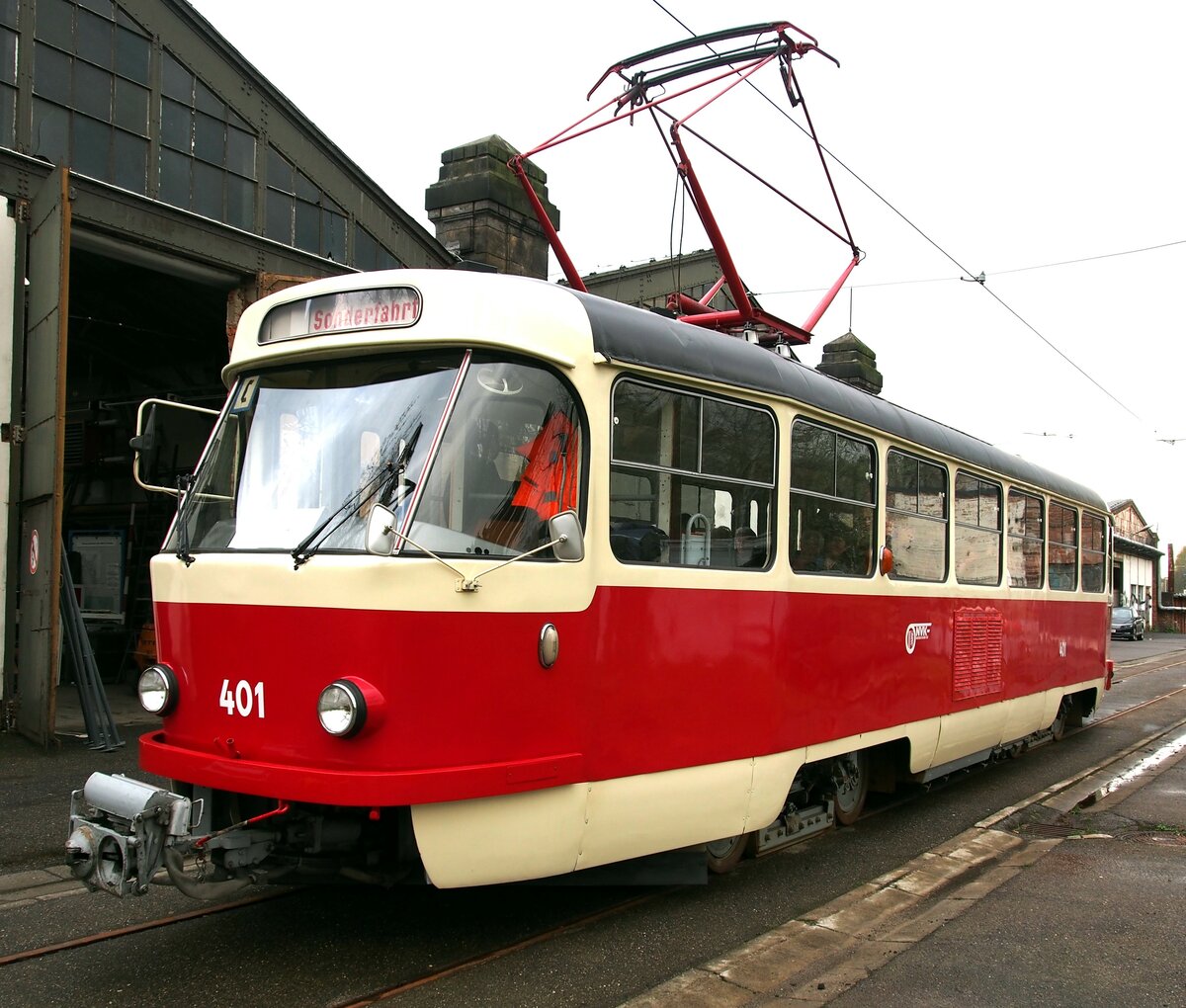 Straßenbahn / Stadtverkehr / Chemnitz, Nostalgiefahrt;   T3D Nr.401 von CKD Tatra Baujahr 1968 im Straßenbahnmuseum Chemnitz am 18.04.2017.