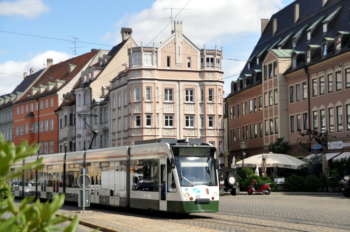 Straenbahn / Stadtverkehr Augsburg; Combino NF 8 Nr.822 von Siemens Baujahr 2000 am Ulrichsplatz am 25.08.2010.
