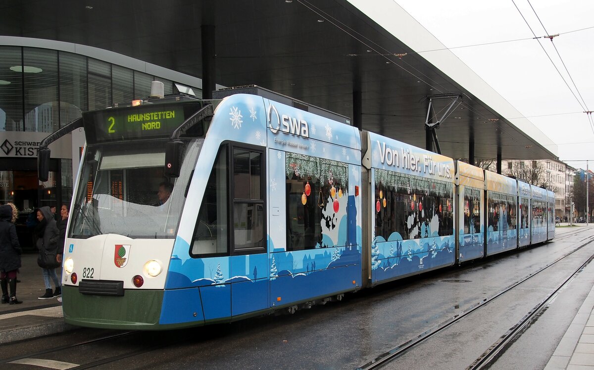 Straenbahn / Stadtverkehr; Augsburg;  Combino NF 8 Nr.822 von Siemens Baujahr 2000 mit Chritkindles Dekoration in Augsburg am 04.12.2015.