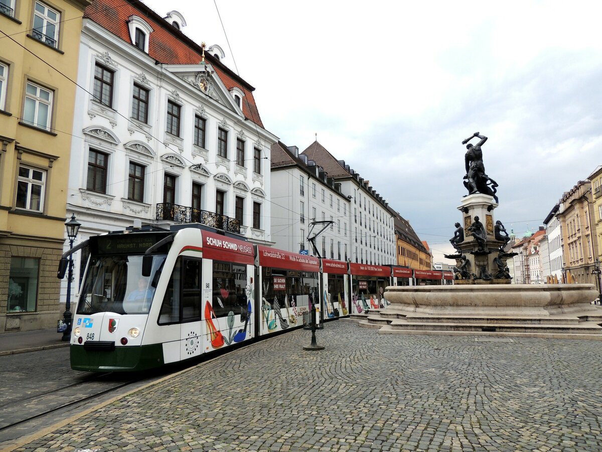 Straenbahn / Stadtverkehr; Augsburg;     Combino Nr.848 umfhrt in der Maximilianstrasse in Augsburg den Herkulesbrunnen am 23.08.2013.
