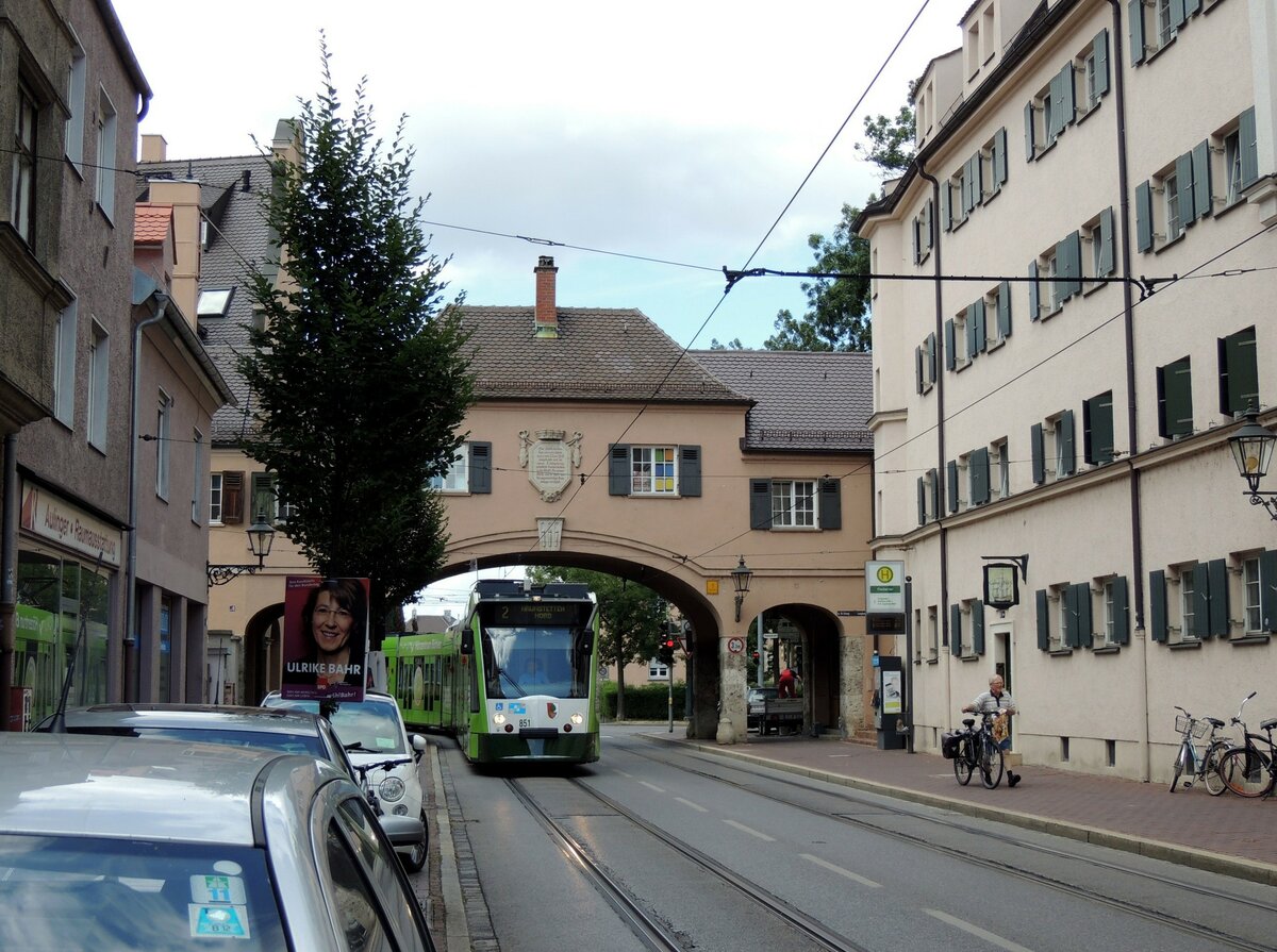 Straßenbahn / Stadtverkehr; Augsburg;   Combino Nr.851 bei der Durchfahrt durch das Fischertor in Augsburg am 30.07.2013.